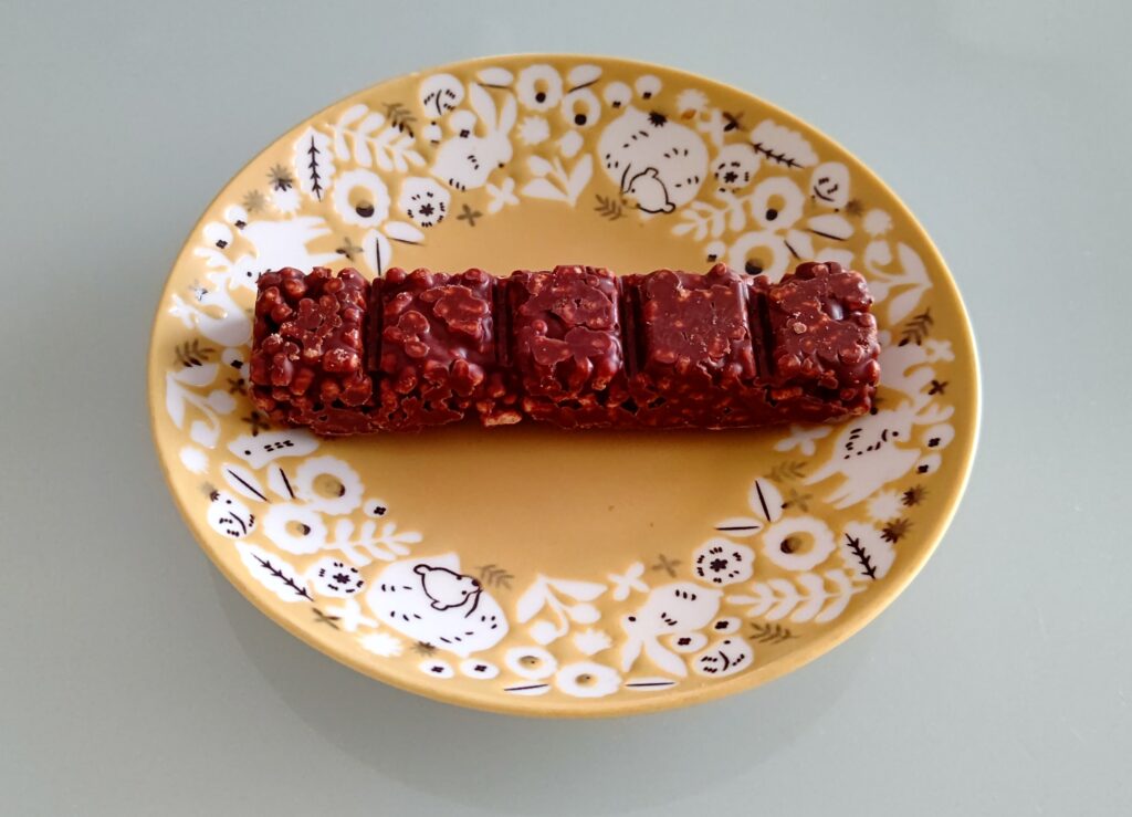 ナッシュ (nosh) のプロテインバー お皿に乗せた写真